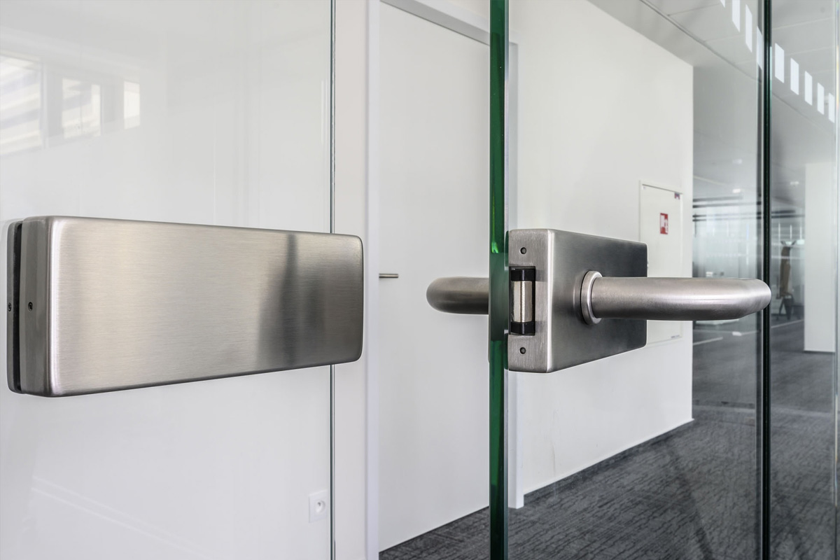 Cerradura electrica para puerta de cristal flotante - Barreras Vehiculares,  Torniquetes, Puertas Automáticas